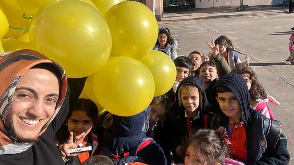 Harflerini bitiren 1-A sınıfı sevinçlerini balonlarla kutladı